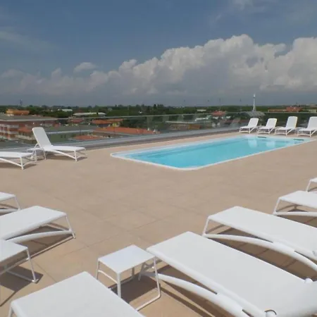 Modern Featuring A Rooftop Pool דירה ביביונה