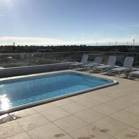 דירה Modern Featuring A Rooftop Pool