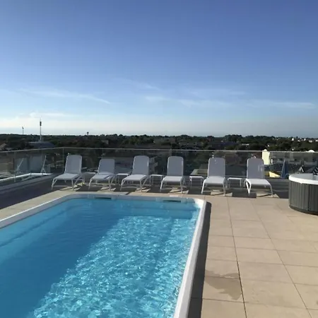 Modern Featuring A Rooftop Pool Apartmán *