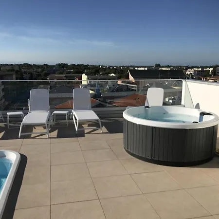 Modern Featuring A Rooftop Pool ביביונה