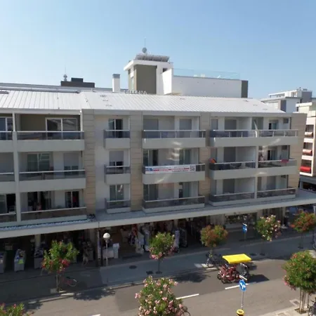 Modern Featuring A Rooftop Pool Apartmán